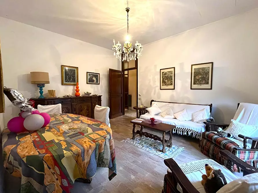 Immagine 2 di Palazzo in vendita  a Pietrasanta