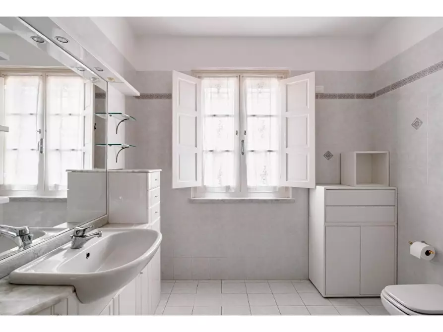 Immagine 21 di Villa in affitto  a Pietrasanta