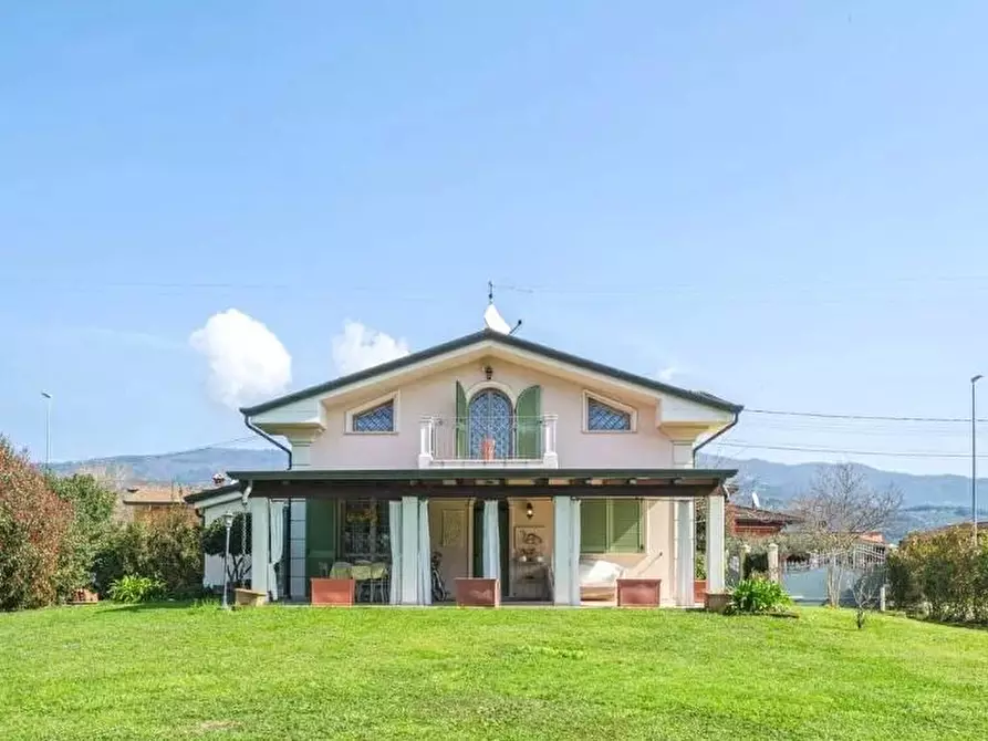 Immagine 1 di Villa in vendita  a Montignoso
