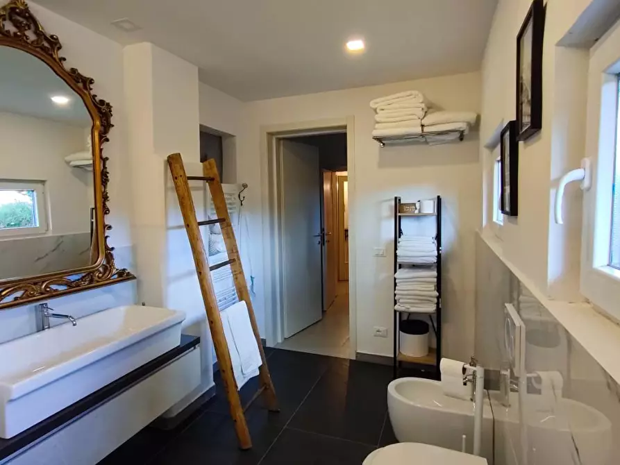 Immagine 16 di Casa colonica in vendita  a Riparbella