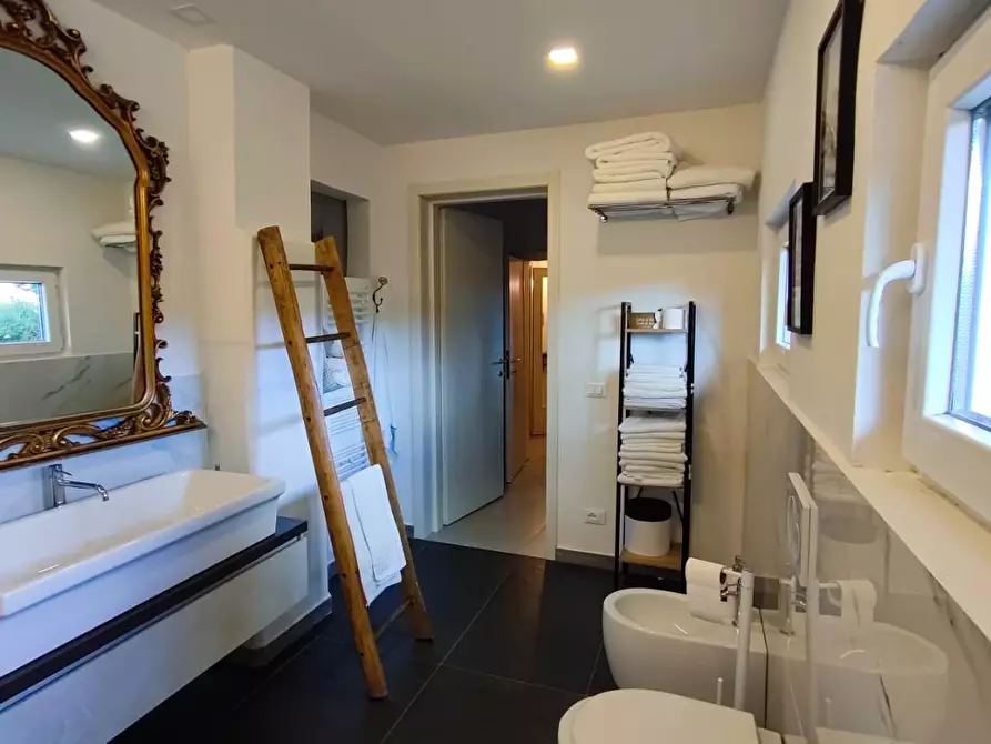 Immagine 17 di Casa colonica in vendita  a Riparbella