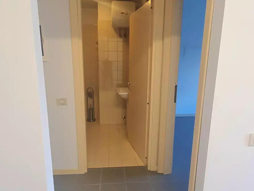 Immagine 23 di Ufficio in vendita  a Lucca