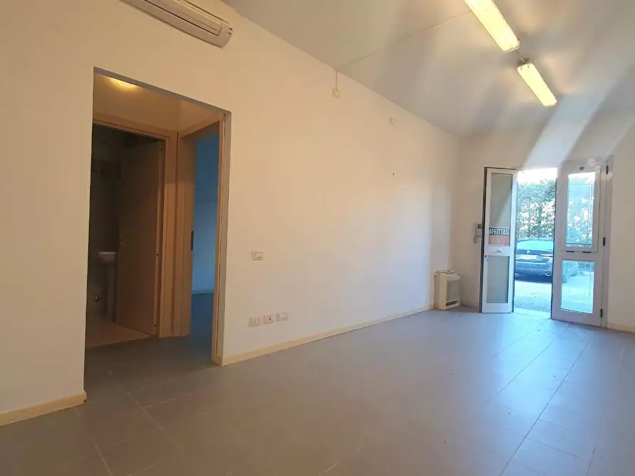 Immagine 2 di Ufficio in vendita  a Lucca