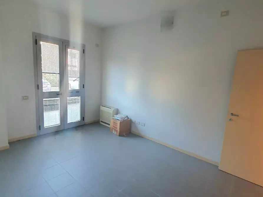 Immagine 15 di Ufficio in vendita  a Lucca