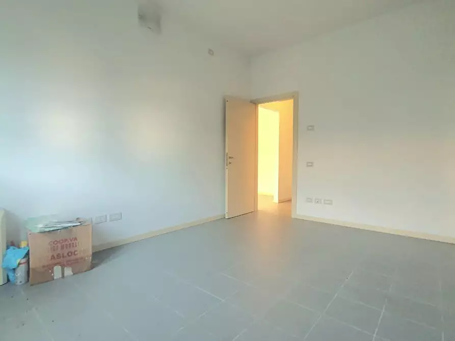 Immagine 8 di Ufficio in vendita  a Lucca