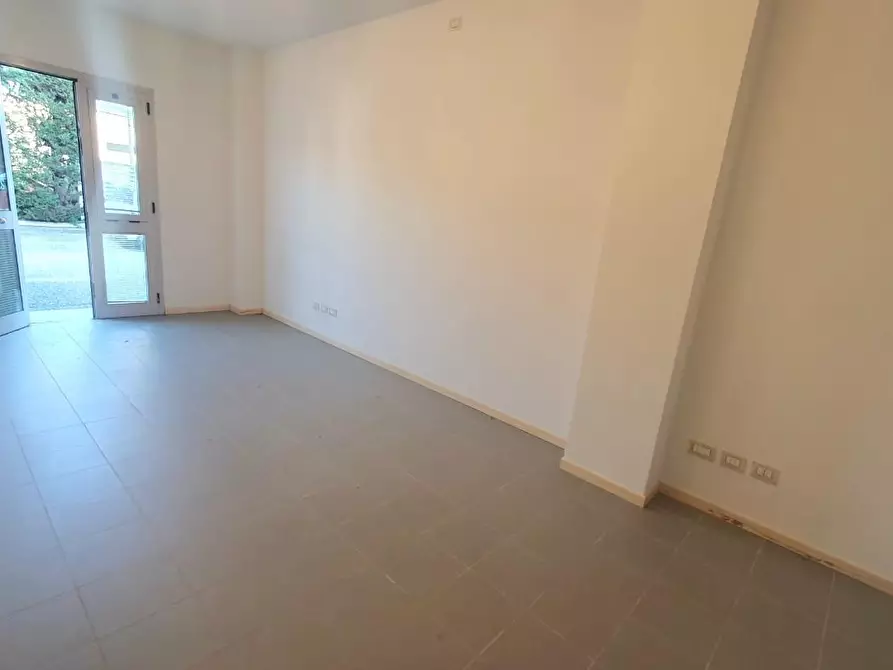 Immagine 24 di Ufficio in vendita  a Lucca