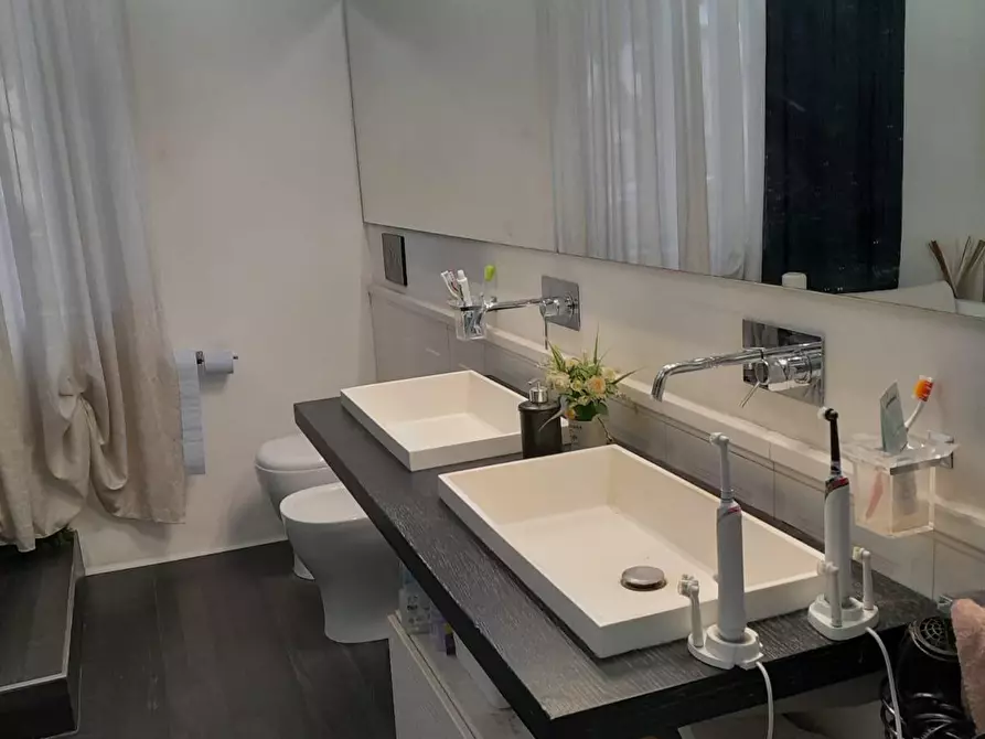 Immagine 5 di Appartamento in vendita  a Livorno