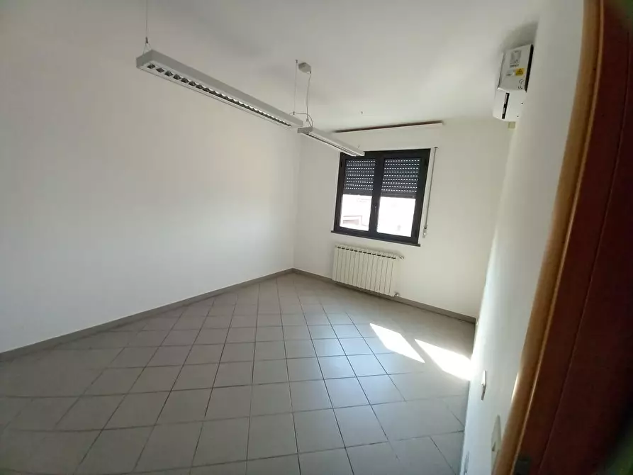 Immagine 7 di Ufficio in affitto  a Vecchiano