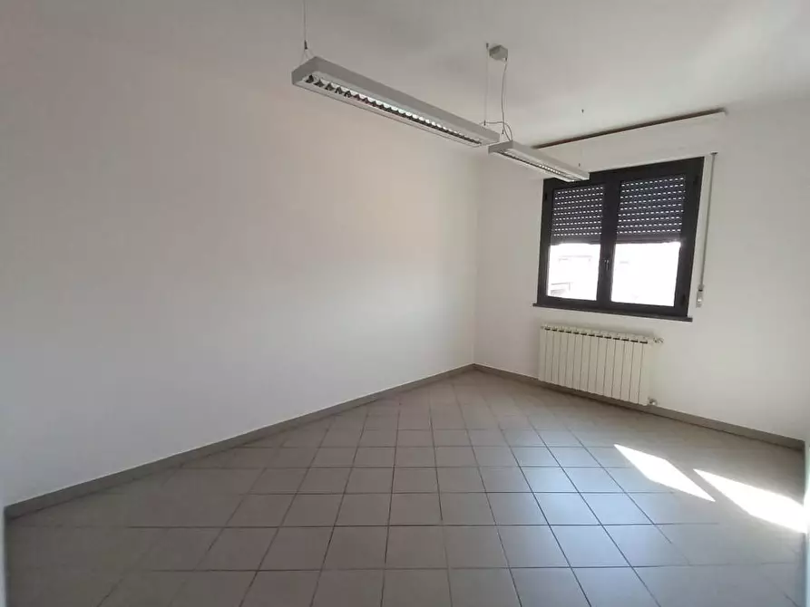 Immagine 2 di Ufficio in affitto  a Vecchiano