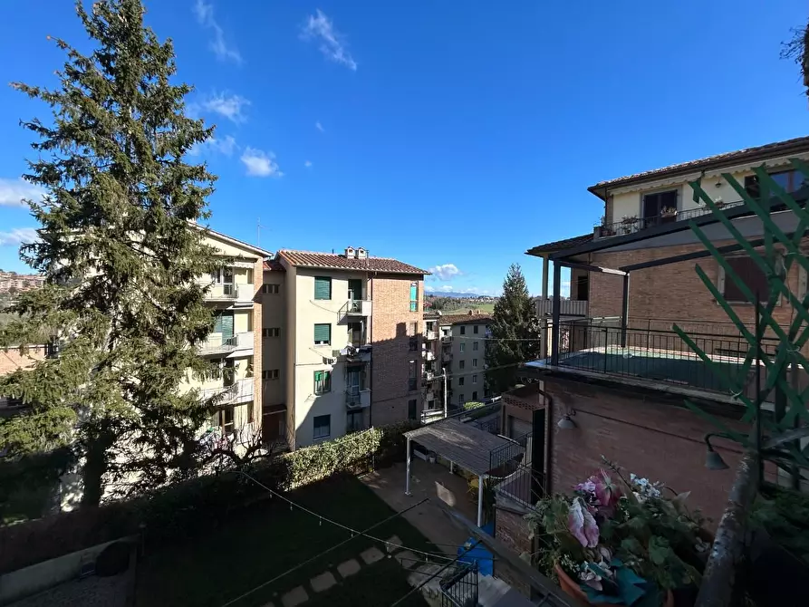 Immagine 6 di Appartamento in vendita  a Siena