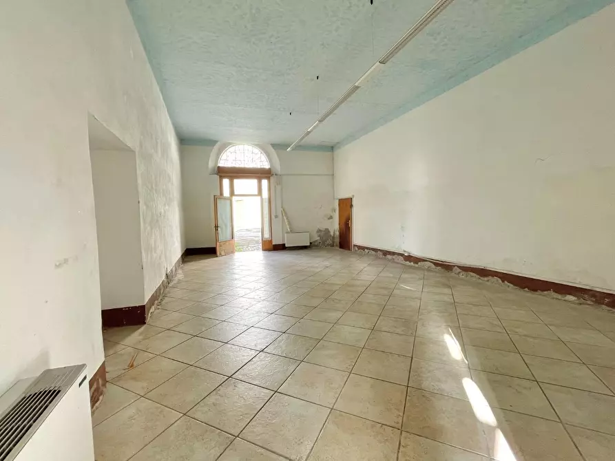 Immagine 8 di Locale commerciale in vendita  a Asciano