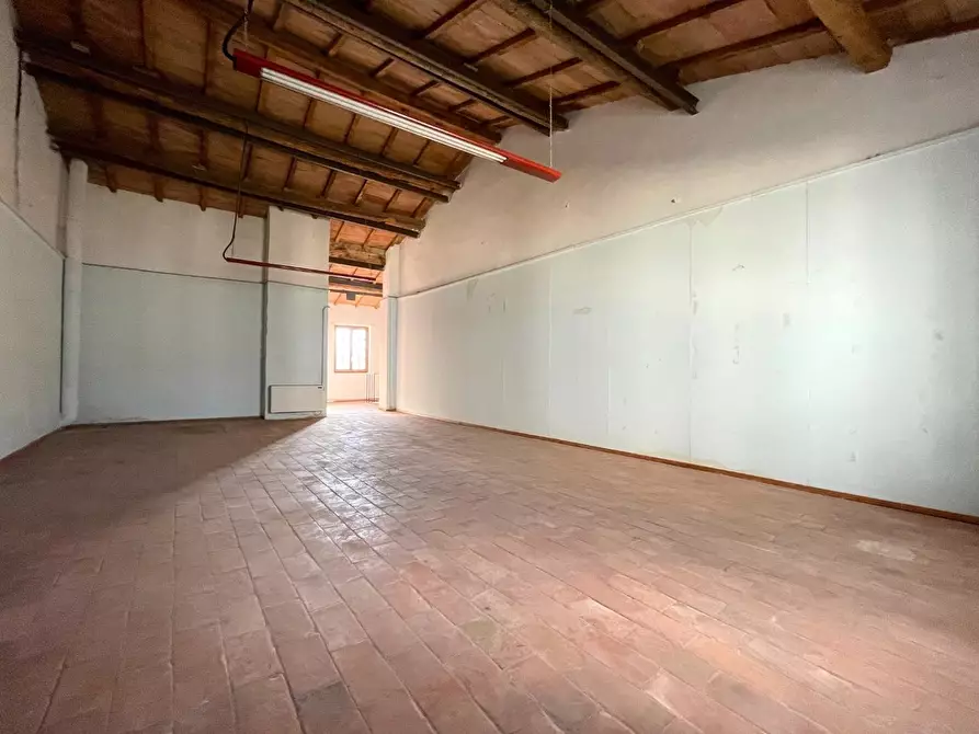 Immagine 3 di Locale commerciale in vendita  a Asciano