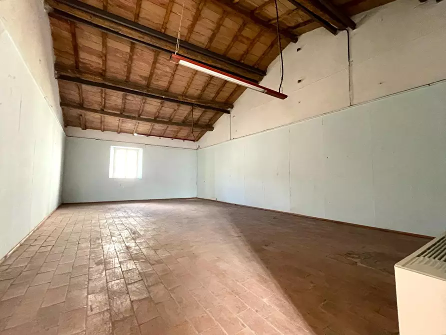 Immagine 2 di Locale commerciale in vendita  a Asciano