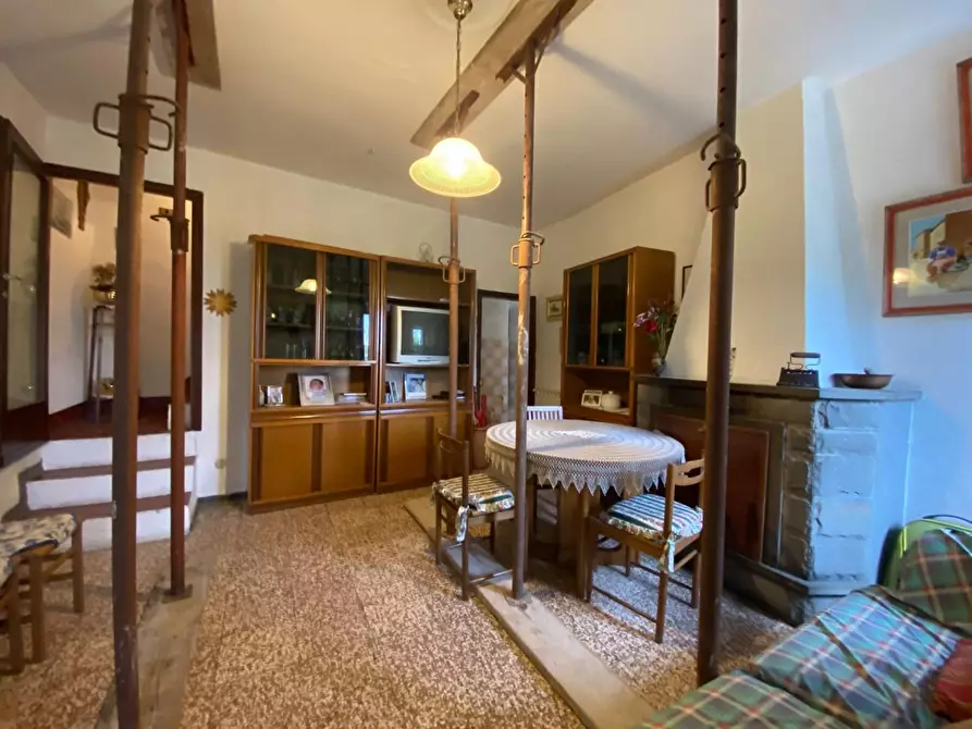 Immagine 1 di Casa colonica in vendita  a Carmignano