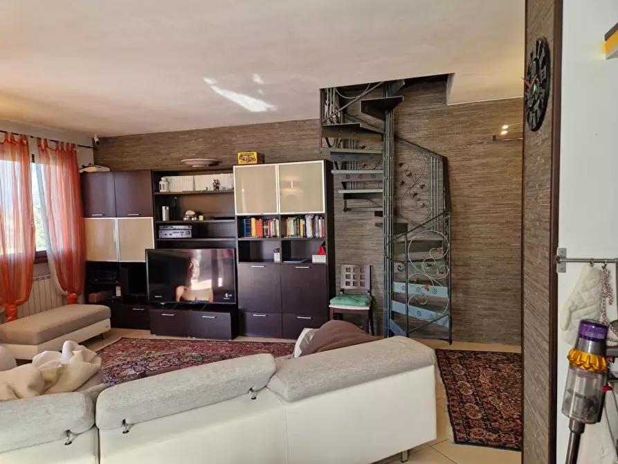 Immagine 10 di Mansarda in vendita  a Carmignano