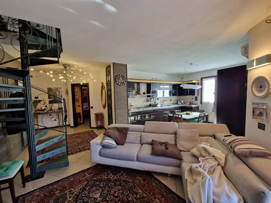 Immagine 5 di Mansarda in vendita  a Carmignano