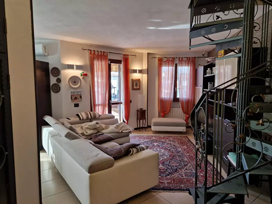 Immagine 8 di Mansarda in vendita  a Carmignano