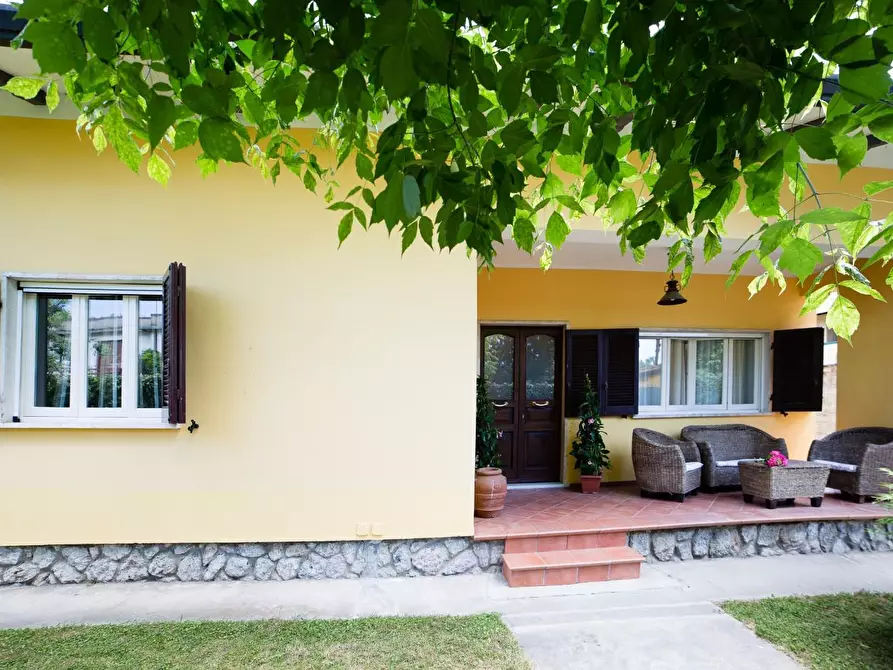 Immagine 2 di Villa in affitto  a Montignoso