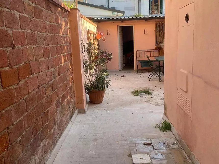 Immagine 1 di Villa in vendita  a Viareggio