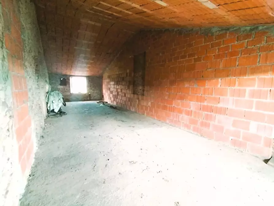 Immagine 10 di Casa colonica in vendita  a Capannori