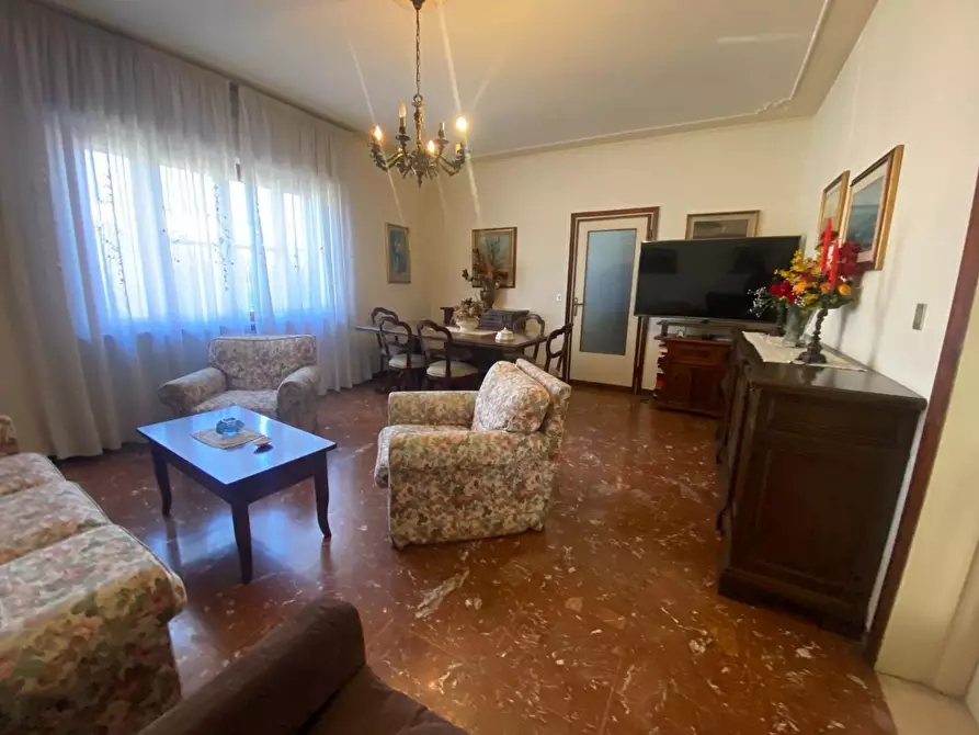 Immagine 1 di Villa in vendita  a San Giuliano Terme