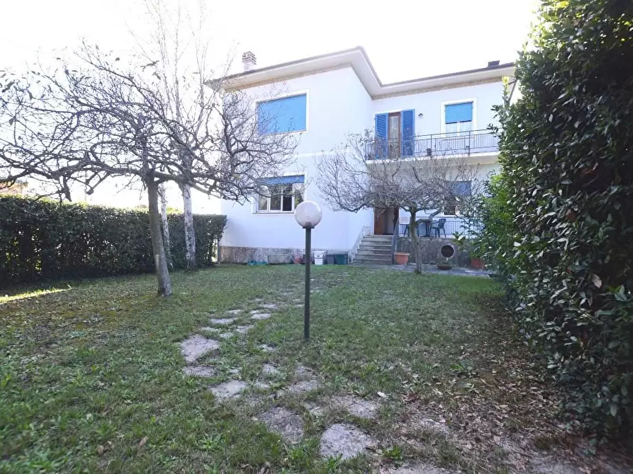 Immagine 1 di Casa bifamiliare in vendita  a Lucca