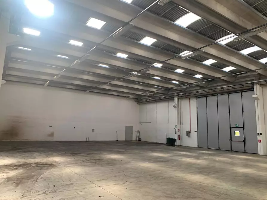 Immagine 24 di Capannone industriale in affitto  a Lucca