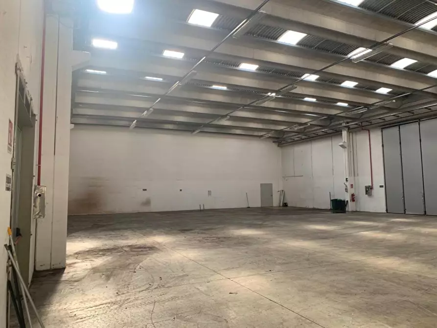 Immagine 25 di Capannone industriale in affitto  a Lucca