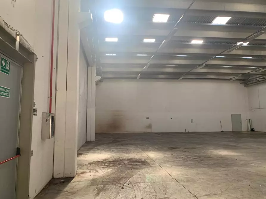 Immagine 22 di Capannone industriale in affitto  a Lucca