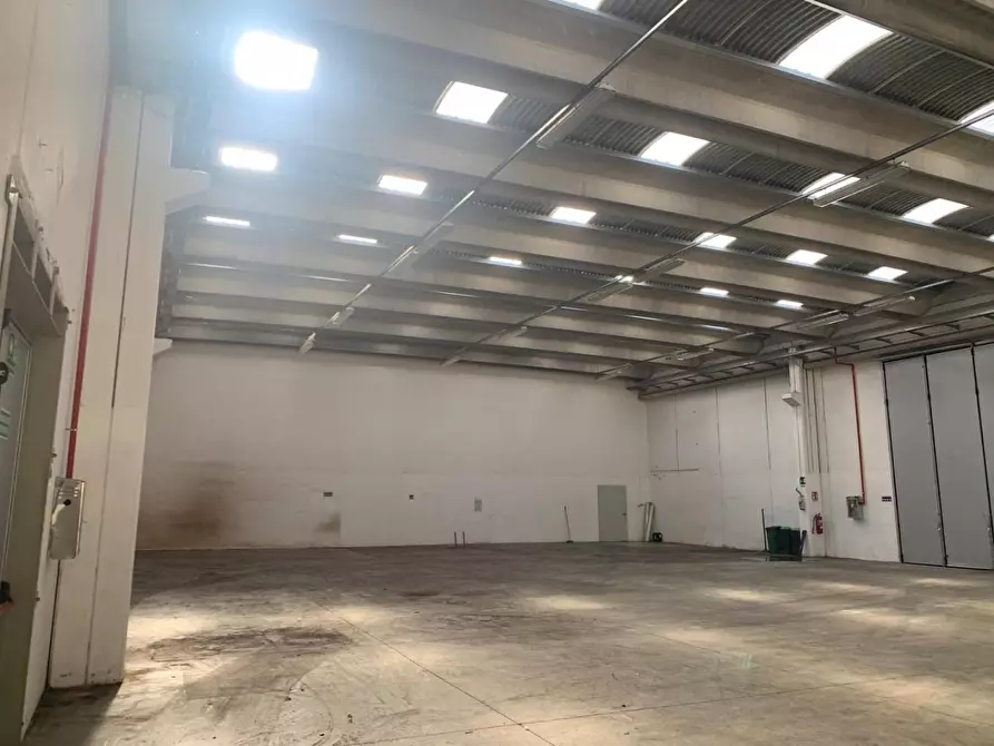 Immagine 23 di Capannone industriale in affitto  a Lucca