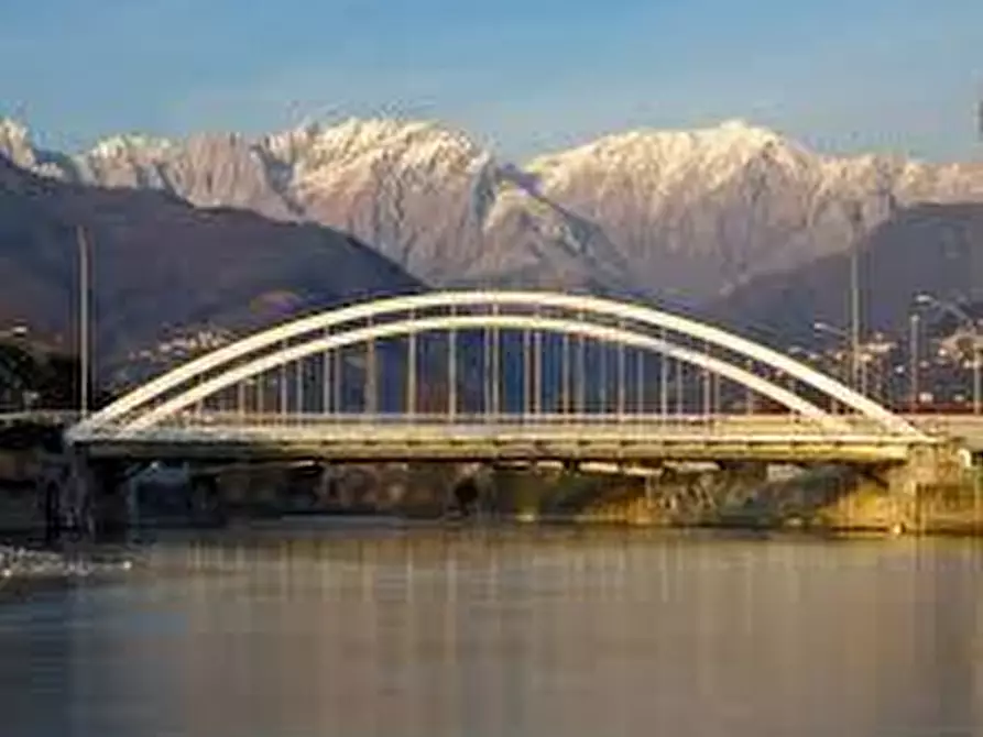 Immagine 2 di Locale commerciale in affitto  a Massa