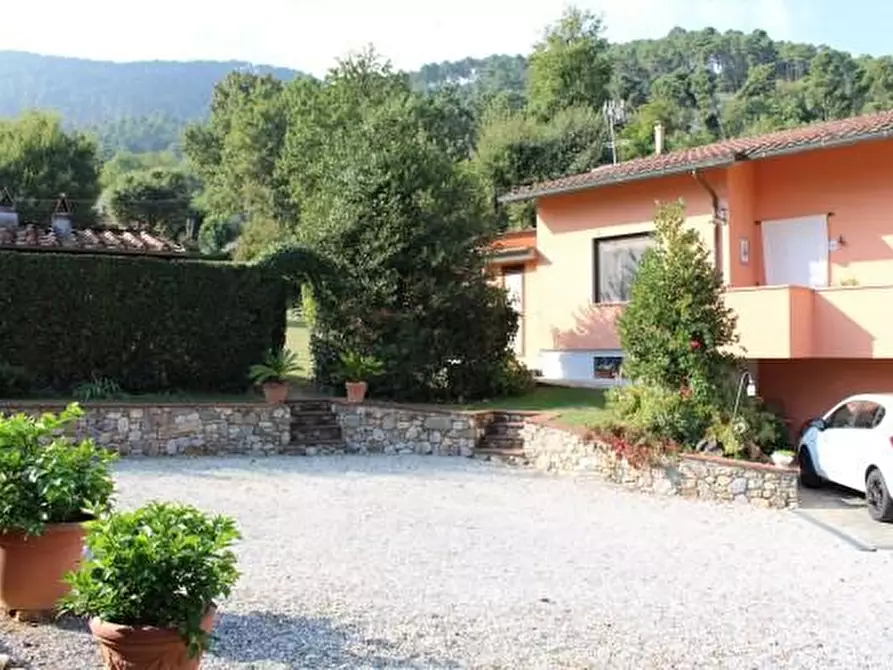 Immagine 2 di Villa in vendita  a Capannori