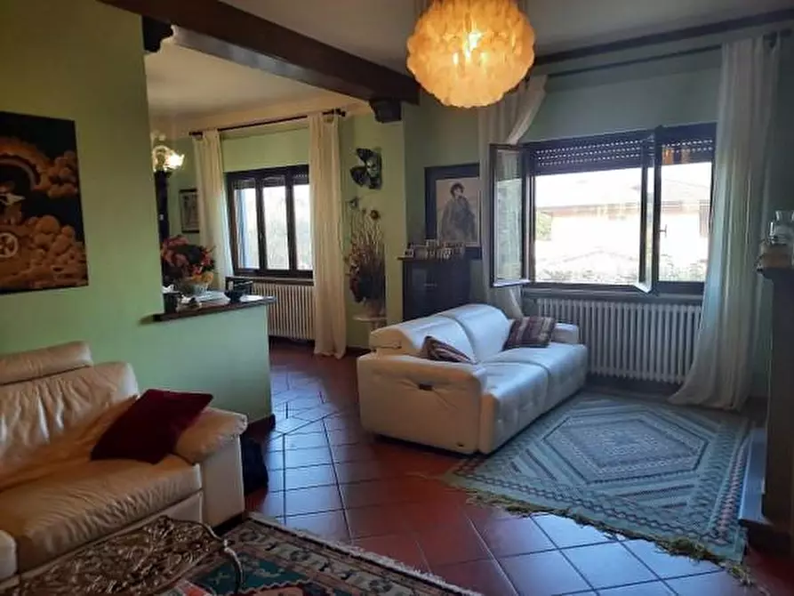 Immagine 5 di Villa in vendita  a Capannori