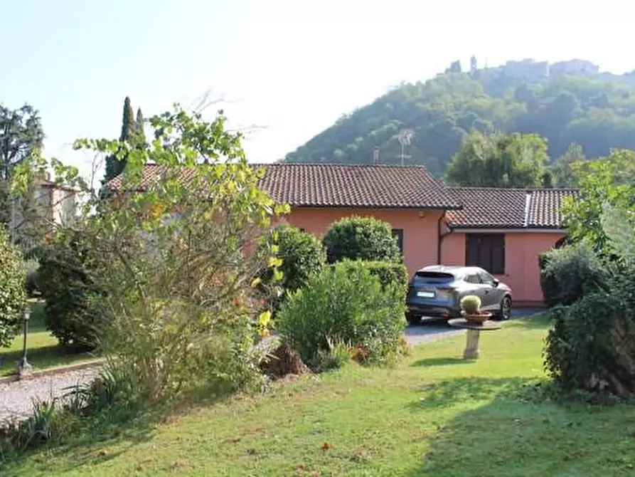 Immagine 19 di Villa in vendita  a Capannori