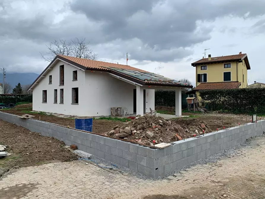 Immagine 1 di Villa in vendita  a Capannori