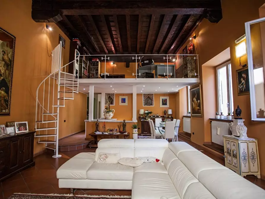 Immagine 11 di Appartamento in vendita  a Lucca