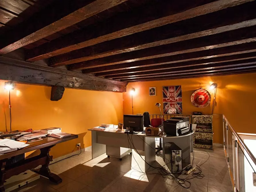 Immagine 2 di Appartamento in vendita  a Lucca