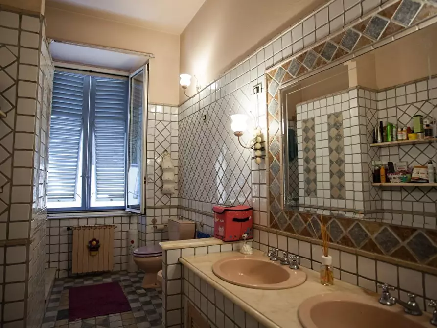 Immagine 4 di Appartamento in vendita  a Lucca