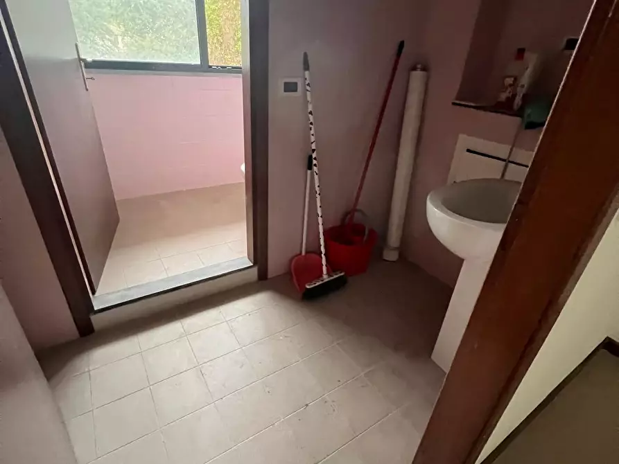 Immagine 14 di Ufficio in vendita  a Capannori