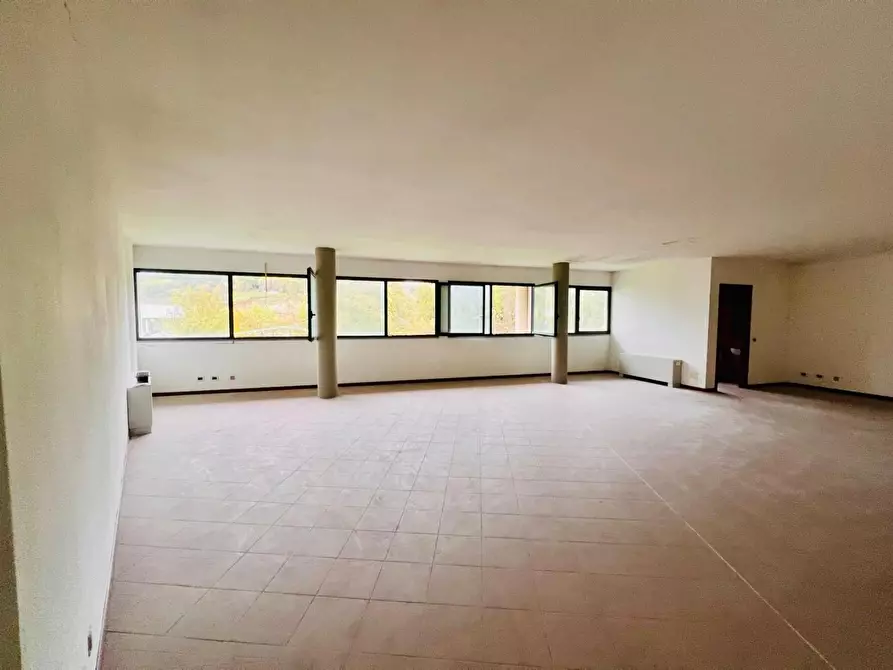 Immagine 19 di Ufficio in vendita  a Capannori