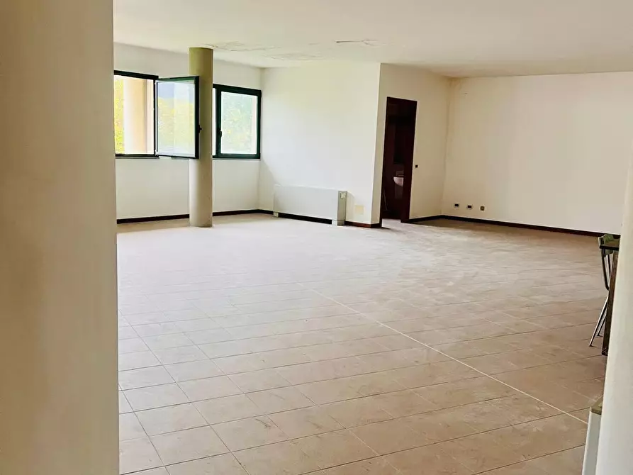 Immagine 16 di Ufficio in vendita  a Capannori