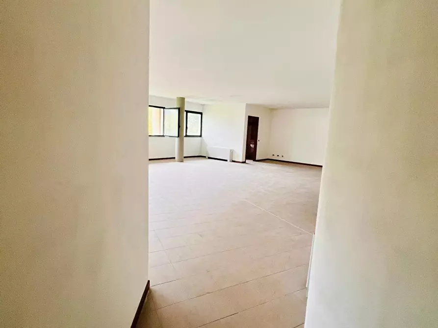 Immagine 20 di Ufficio in vendita  a Capannori