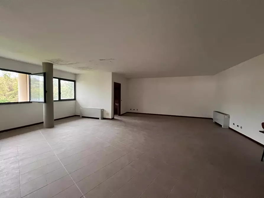 Immagine 13 di Ufficio in vendita  a Capannori