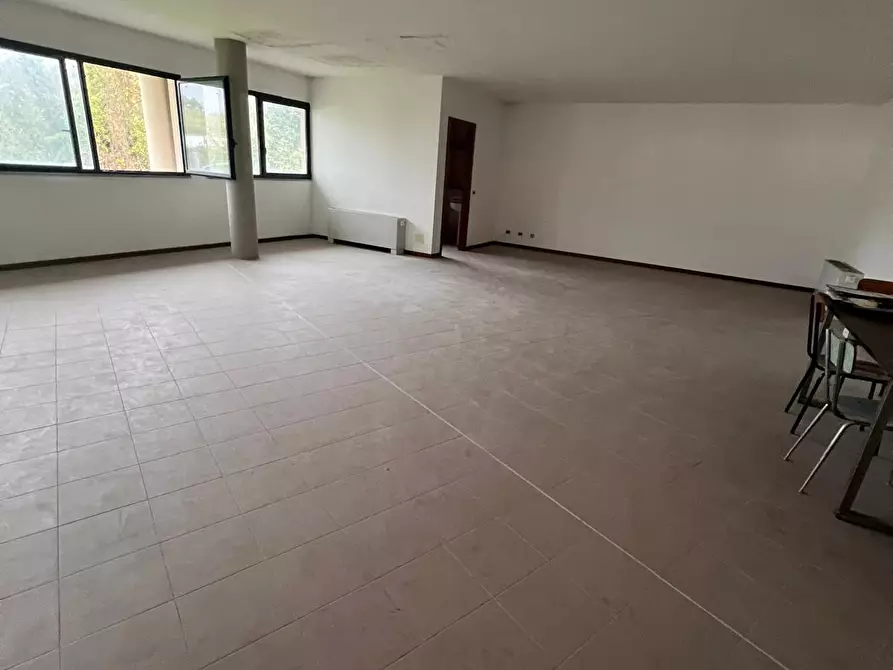 Immagine 17 di Ufficio in vendita  a Capannori