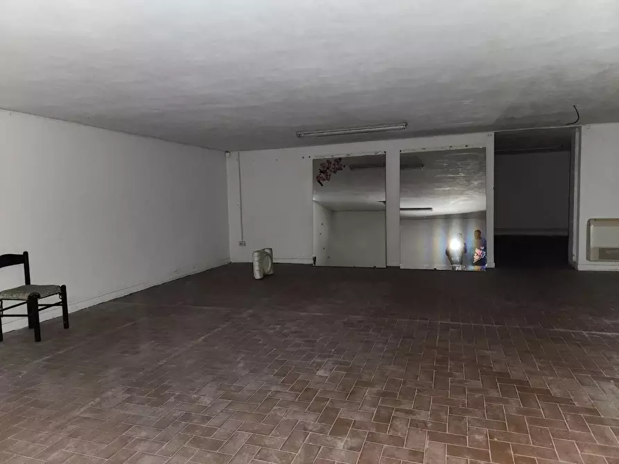Immagine 15 di Locale commerciale in affitto  a Capannori