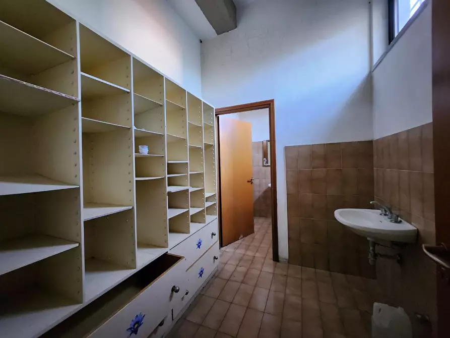 Immagine 11 di Locale commerciale in affitto  a Capannori