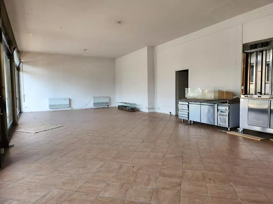 Immagine 4 di Locale commerciale in affitto  a Capannori