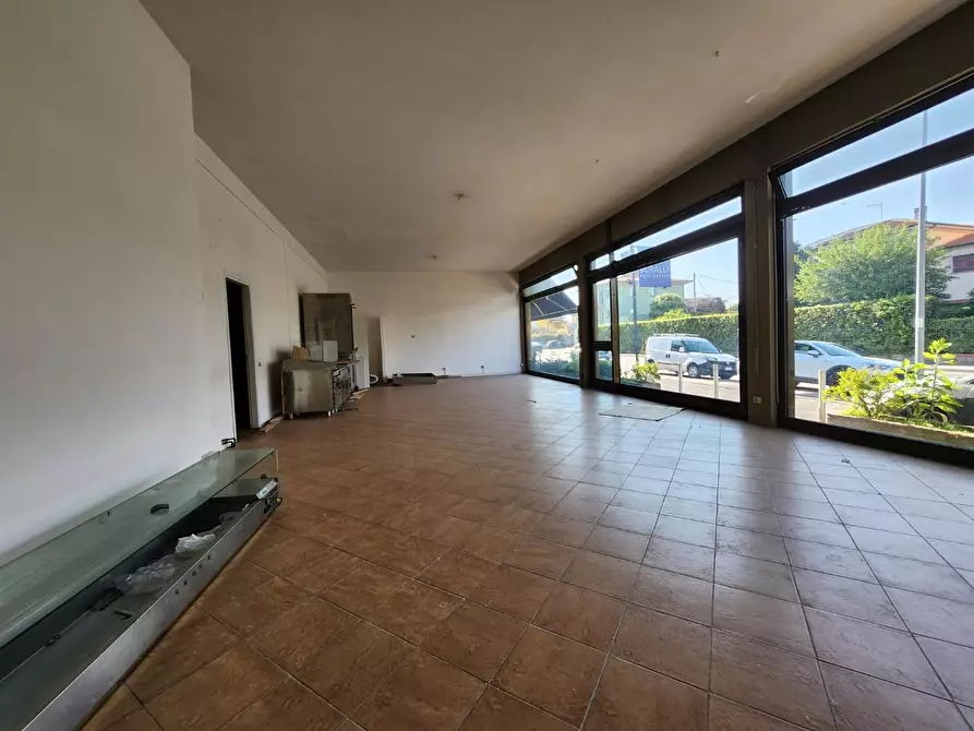 Immagine 8 di Locale commerciale in affitto  a Capannori