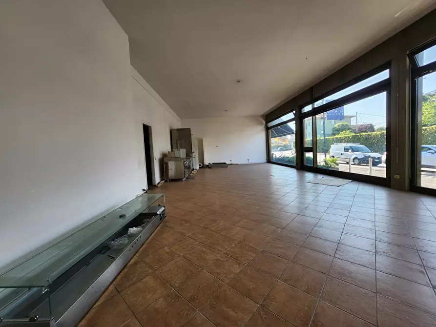 Immagine 9 di Locale commerciale in affitto  a Capannori