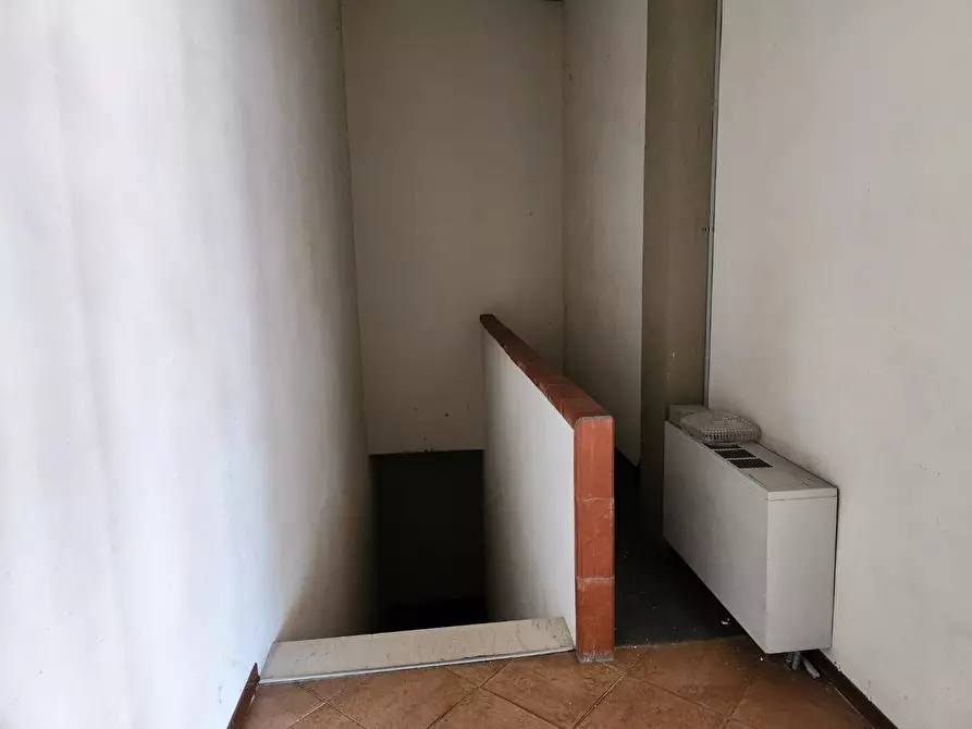 Immagine 14 di Locale commerciale in affitto  a Capannori